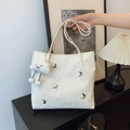 Grande borsa tote bianca con toppe a farfalla in metallo e ciondolo a nuvola soffice - Senza Ciondolo / Bianco Sporco