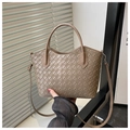 Détail du sac cabas tressé taupe avec texture en similicuir fin et bordure ondulée - Kaki