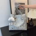 Borsa tote plissettata argento con ciondolo a farfalla e portachiavi a nuvola bianca - Senza Ciondolo / Argento