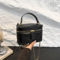 Mini bolso cubo acolchado negro con correa de cadena dorada y asa en estilo moderno - Negro