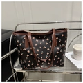 Detalle del bolso tote negro con estampado de cerezas rojas y asas de cuero marrón - Blanco
