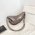 Bolso de hombro plateado metálico con textura arrugada y elegante dije de bola metálica - Color gunmetal