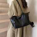 Minimalistische schwarze Leder-Tragetasche mit geflochtenem Riemen und goldenem Anhänger - Groß / Schwarz (Mit Anhänger)