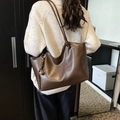 Große dunkelbraune minimalistische Tragetasche aus weichem Leder über der Schulter - Groß / Kaffee (Mit Anhänger)
