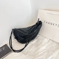 Bolso medialuna negro minimalista con textura plisada y detalles de dije plateado - Negro