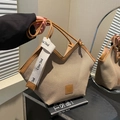 Τσάντα tote από χακί καμβά με καφέ δερμάτινη επένδυση και κομψό ιμάντα ιστού - Καφέ