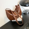 Borsa a mezzaluna in pelle PU marrone lucido con tracolla e dettagli dorati - Marrone