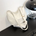 Borsa hobo in pelle PU bianca lucida con ampia tracolla regolabile in un ambiente moderno - Bianco