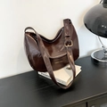 Borsa hobo marrone scuro minimalista in pelle PU lucida con tracolla regolabile - Marrone
