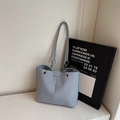 Lichtblauwe denim shopper met kettingriem en grote capaciteit voor dagelijks - Blauw