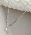 Collana minimalista in argento S925 con catena ondulata e pendente a goccia d'acqua - Collana a Goccia