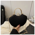 Detalle del elegante bolso de noche negro con asa dorada y cierre de strass brillante - Negro