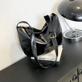 Elegante borsa hobo in vernice nera con fibbia dorata e scritta moda in rilievo - Nero