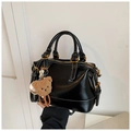 Retro Boston-Tasche aus schwarzem Kunstleder mit weißen Kontrastnähten und Bärenanhänger - Mit Anhänger / Schwarz
