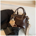 Dunkelbraune Vintage Boston Handtasche aus glänzendem Leder mit süßem Bär-Anhänger - Mit Anhänger / Kaffeebraun