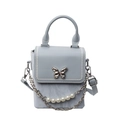 Mini sac à main bleu clair avec boucle papillon argentée et chaîne décorative en perles - Bleu clair