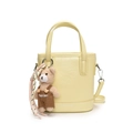 Sac seau en cuir jaune pâle avec poignée et charmant accessoire ours en peluche - Avec Pendentif / Jaune
