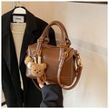 Braune Boston-Tasche aus Leder mit Bärenanhänger und verstellbarem Gurt am Outfit - Mit Anhänger / Braun