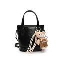 Sac seau chic en cuir noir brillant avec breloque ours et bandoulière réglable - Avec Pendentif / Noir