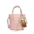 Sac seau rose avec breloque ours mignonne et poignée en corde tressée sur fond blanc - Avec Pendentif / Rose