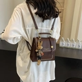 Mochila pequeña de cuero marrón vintage con colgante de conejo en una modelo - Con Colgante de Conejo / Marrón