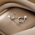 Elegantes pendientes de aro plateados con perlas blancas sobre fondo de seda minimalista - Pendientes de Aro de Perlas