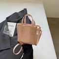 Bolso tipo cubo pequeño de charol rosa con asas superiores y detalles de logo dorado - Sin colgante / Rosa