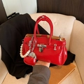 Sac à main rouge brillant avec fermoir argenté et breloque cœur perle, vue élégante - Style avec Pendentif Coeur / Rouge