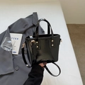 Bolso tipo cubo de charol negro chic con herrajes dorados y correa de hombro ajustable - Sin colgante / Negro