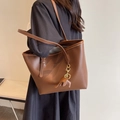 Bolso tote de cuero sintético marrón oscuro con un colgante de elefante para un estilo casual - Marrón (Con Colgante de Elefante)