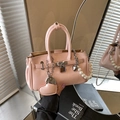 Sac Kelly rose chic avec bandoulière en perles et pendentif cœur pour le bureau - Style avec Pendentif Coeur / Rose
