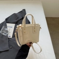 Bolso tipo cubo blanco crema con herrajes dorados y asas superiores para mujer - Sin colgante / Blanco