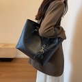Bolso tote grande de cuero negro con logo dorado y borla para oficina y diario - Negro (Con Colgante de Elefante)