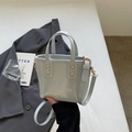 Bolso de mano de charol azul claro brillante con herrajes dorados y logo para 2025 - Sin colgante / Azul