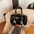 Sac Kelly en cuir verni noir avec chaîne de perles et pendentif cœur élégant - Style avec Pendentif Coeur / Noir