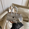 Sac à main chic en similicuir bleu clair avec anse perle et breloque en cœur - Style avec Pendentif Coeur / Bleu