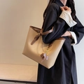 Bolso tote beige con ribete marrón y colgante de flor para oficina chic - Caqui (Con Colgante de Elefante)