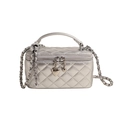 Silberne gesteppte Vanity-Tasche mit Lederkettenriemen und metallischen Herzanhängern - Silber