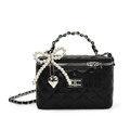 Bolso bandolera negro acolchado con elegante lazo de perlas y detalles en plata - Negro Con Colgante
