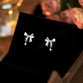 Pendientes de lazo y estrella de plata presentados en una caja de regalo de terciopelo - Pendientes de Botón con Lazo y Estrella / Plateado