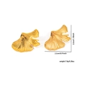 Pendientes dorados de hoja de ginkgo con textura cepillada de 3,5 cm por 2,3 cm - Estilo Hoja de Ginkgo (EXRGE0322)