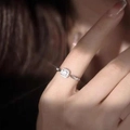 Ring mit quadratischem Zirkonia in Silber-Finish und Pavé-Besatz für minimalistischen Look - Quadratischer Zirkonia-Ring