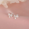 Minimalistische silberne Schleifenohrringe mit Herzanhängern auf rosa Seide - Schleife Herz Anhänger Ohrstecker (Silber)