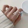Minimalistischer silberner Spiralring mit Perlen an der Hand, die eine Tasse hält - Perlen-Spiral-Offener Stil