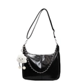 Glänzende schwarze Ledertasche mit silberner Metallkette und weißem Wolken-Plüschanhänger - Schwarz Mit Wolken-Anhänger