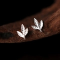 Orecchini a lobo in argento a forma di foglia con texture martellata su legno - Squisiti Orecchini a Bottone a Foglia
