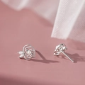 Orecchini a lobo camelia in argento con perla centrale e foglie di zircone lucido - Orecchini a Bottone con Perle di Camelia
