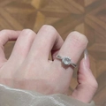 Elegante anello con pietra occhio di gatto e zirconi su fascia d'argento - Stile Occhio di Gatto