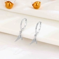 Minimalistische zilveren vissenstaart oorbellen met elegante metalen hangers - Witgoud