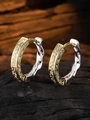 Dettaglio dell'orecchino in argento S925 con texture retrò e design bicolore traforato - Oro e Argento